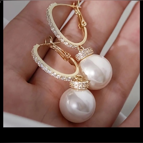 NEWT Elegant Gold and Pearl Earrings - Picture 8 of 10